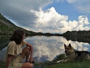 94 Nuvole bianche si specchiano nel lago insieme a nuvole scure  !